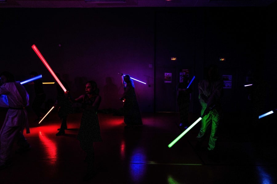 La Federación Francesa de Esgrima da la bienvenida con los brazos abiertos a los nuevos miembros del club de esgrima con espada láser 'La Rapière de Lyon'. Así, los padawan participan en una sesión de entrenamiento. 