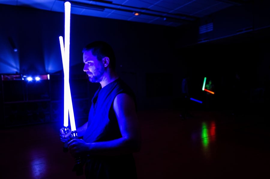 La Federación Francesa de Esgrima da la bienvenida con los brazos abiertos a los nuevos miembros del club de esgrima con espada láser 'La Rapière de Lyon'. Así, los padawan participan en una sesión de entrenamiento. 