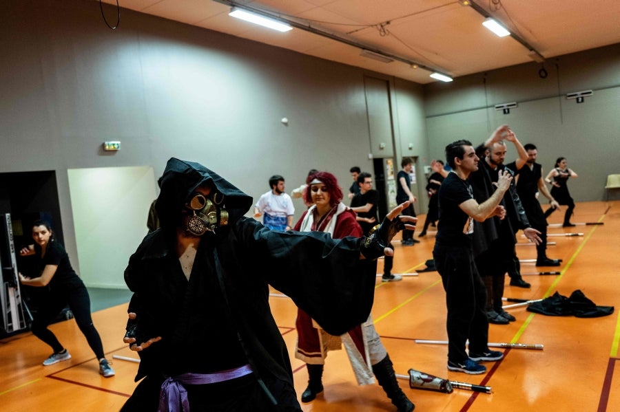 La Federación Francesa de Esgrima da la bienvenida con los brazos abiertos a los nuevos miembros del club de esgrima con espada láser 'La Rapière de Lyon'. Así, los padawan participan en una sesión de entrenamiento. 
