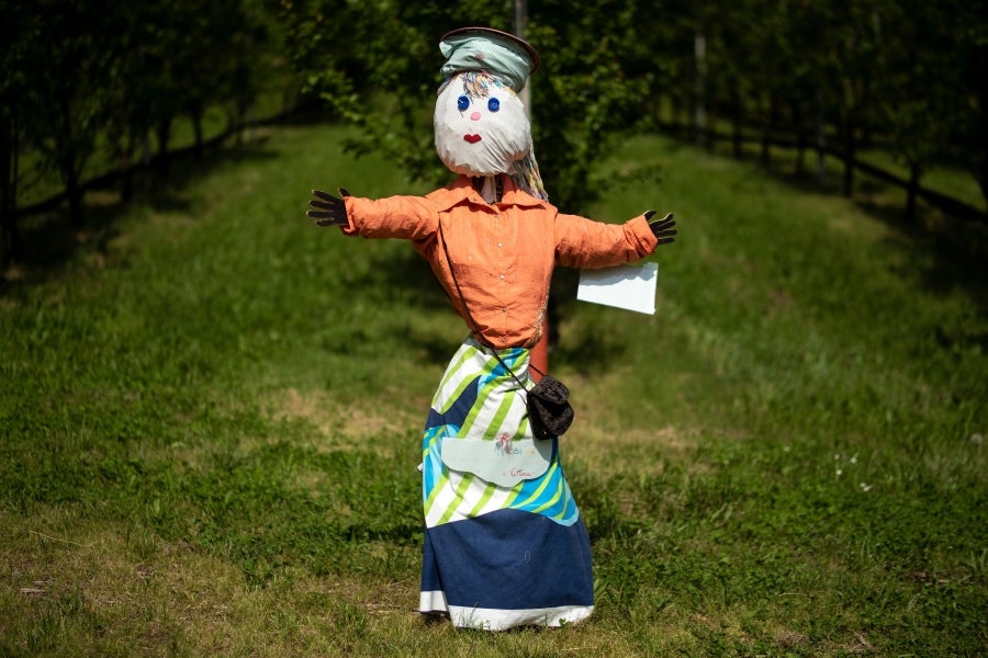 Los ciudadanos de Castellar, un pueblo del norte de Italia, preparan sus propio espantapájaros y los colocan en los jardines, patios, calles y campos de la localidad. Así, los simpáticos vecinos forman parte de la 'Feria de Espantapájaros' de la temporada. 
