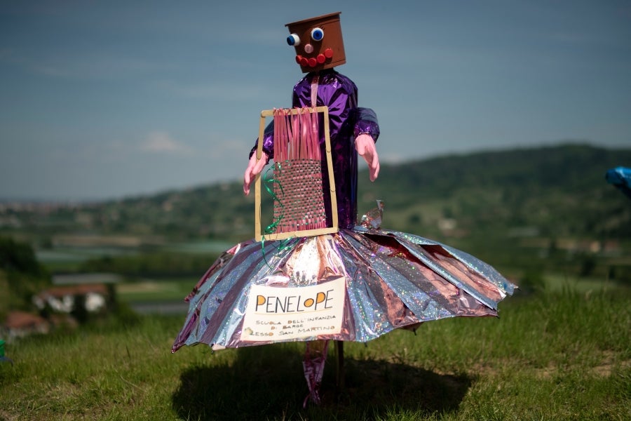 Los ciudadanos de Castellar, un pueblo del norte de Italia, preparan sus propio espantapájaros y los colocan en los jardines, patios, calles y campos de la localidad. Así, los simpáticos vecinos forman parte de la 'Feria de Espantapájaros' de la temporada. 