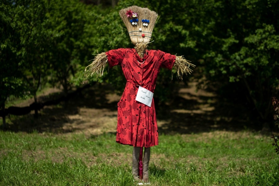Los ciudadanos de Castellar, un pueblo del norte de Italia, preparan sus propio espantapájaros y los colocan en los jardines, patios, calles y campos de la localidad. Así, los simpáticos vecinos forman parte de la 'Feria de Espantapájaros' de la temporada. 