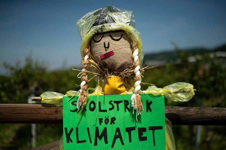 Los ciudadanos de Castellar, un pueblo del norte de Italia, preparan sus propio espantapájaros y los colocan en los jardines, patios, calles y campos de la localidad. Así, los simpáticos vecinos forman parte de la 'Feria de Espantapájaros' de la temporada. 