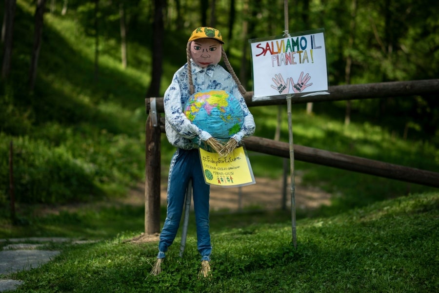 Los ciudadanos de Castellar, un pueblo del norte de Italia, preparan sus propio espantapájaros y los colocan en los jardines, patios, calles y campos de la localidad. Así, los simpáticos vecinos forman parte de la 'Feria de Espantapájaros' de la temporada. 