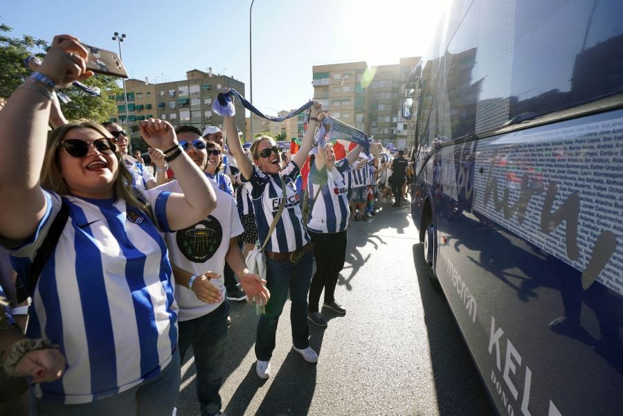 Gran ambiente en las inmediaciones del estadio Nuevo Los Cármenes antes del partido entra la Real y el Atlético Madrid