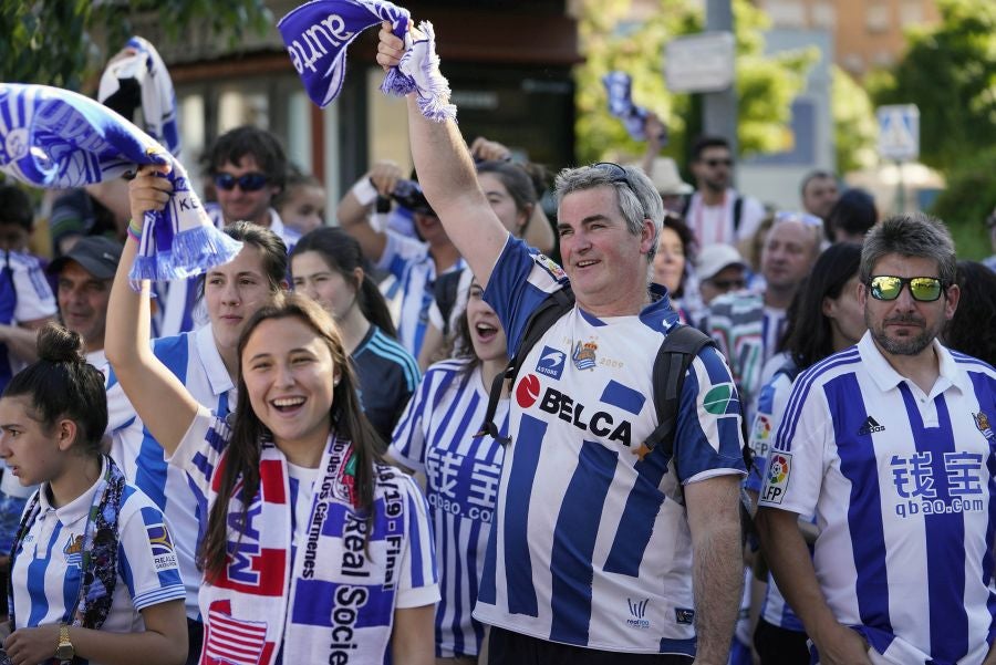 Gran ambiente en las inmediaciones del estadio Nuevo Los Cármenes antes del partido entra la Real y el Atlético Madrid