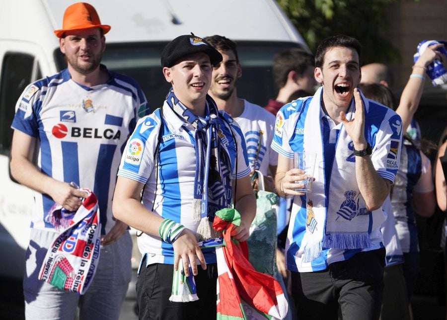 Gran ambiente en las inmediaciones del estadio Nuevo Los Cármenes antes del partido entra la Real y el Atlético Madrid