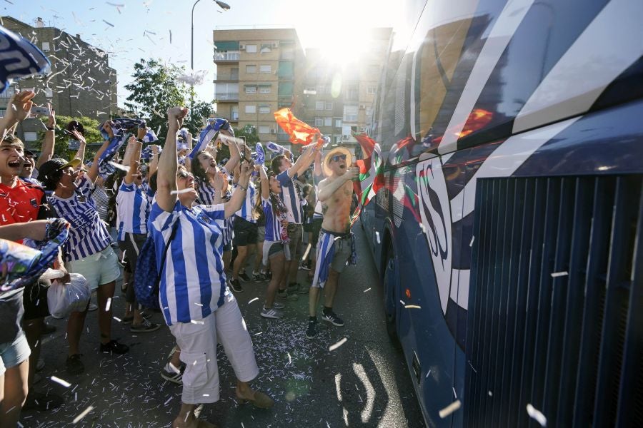 Gran ambiente en las inmediaciones del estadio Nuevo Los Cármenes antes del partido entra la Real y el Atlético Madrid