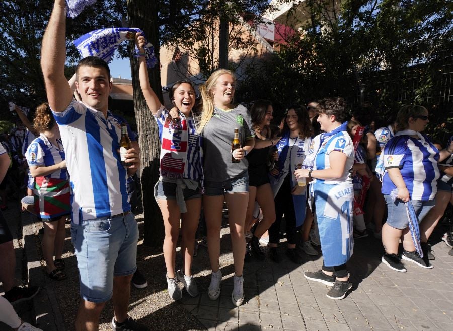 Gran ambiente en las inmediaciones del estadio Nuevo Los Cármenes antes del partido entra la Real y el Atlético Madrid