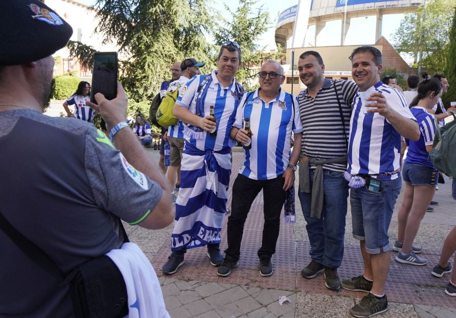 Gran ambiente en las inmediaciones del estadio Nuevo Los Cármenes antes del partido entra la Real y el Atlético Madrid