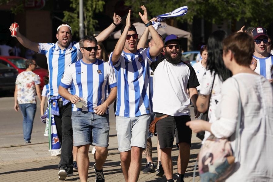 Gran ambiente en las inmediaciones del estadio Nuevo Los Cármenes antes del partido entra la Real y el Atlético Madrid