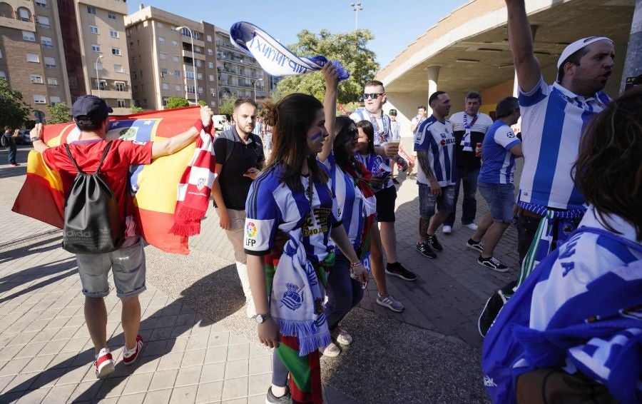 Gran ambiente en las inmediaciones del estadio Nuevo Los Cármenes antes del partido entra la Real y el Atlético Madrid