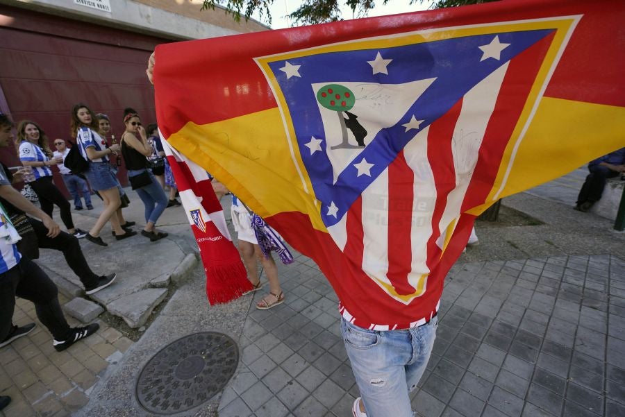 Gran ambiente en las inmediaciones del estadio Nuevo Los Cármenes antes del partido entra la Real y el Atlético Madrid