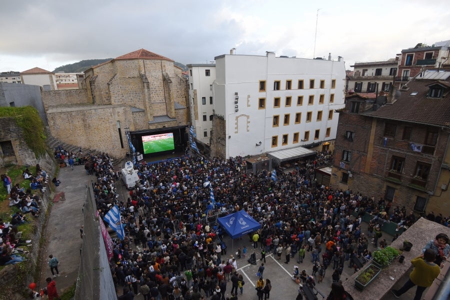 Niños y mayores se han acercado hasta la Trini para vivir la final de la Copa de la Reina 