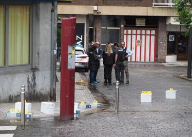 Imagen secundaria 1 - Agentes de la Ertzaintza en la zona en la que se ha producido el ataque. 