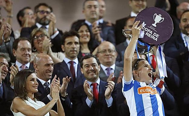 La capitana de la Real Sociedad levanta el trofeo en presencia de la reina Letizia, tras vencer al Atlético de Madrid en la final de la Copa de la Reina de fútbol. 