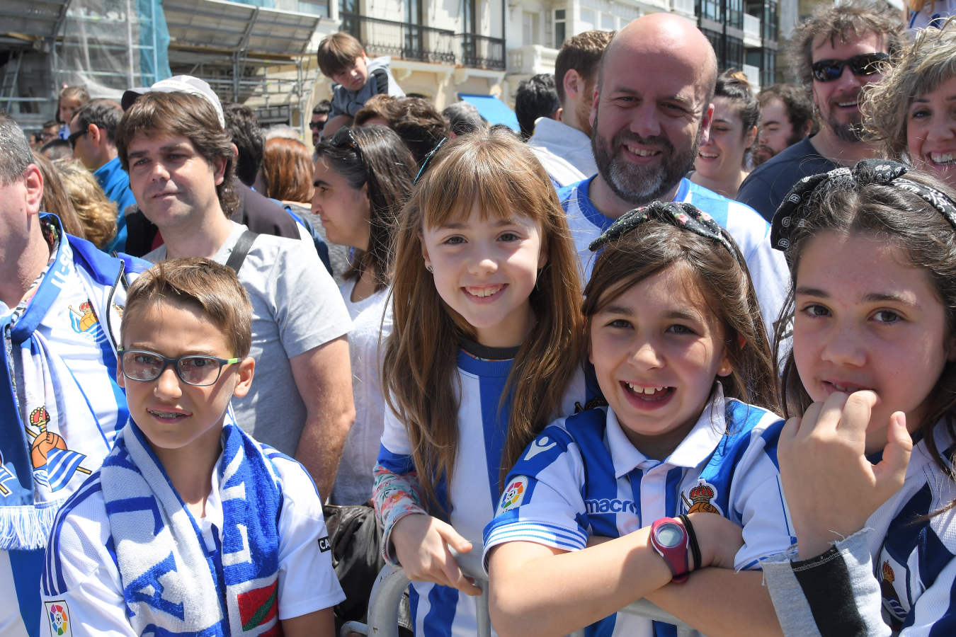 Las chicas de la Real Sociedad salieron al balcón de la casa consistorial para celebrar con la afición el triunfo cosechado en Granada.