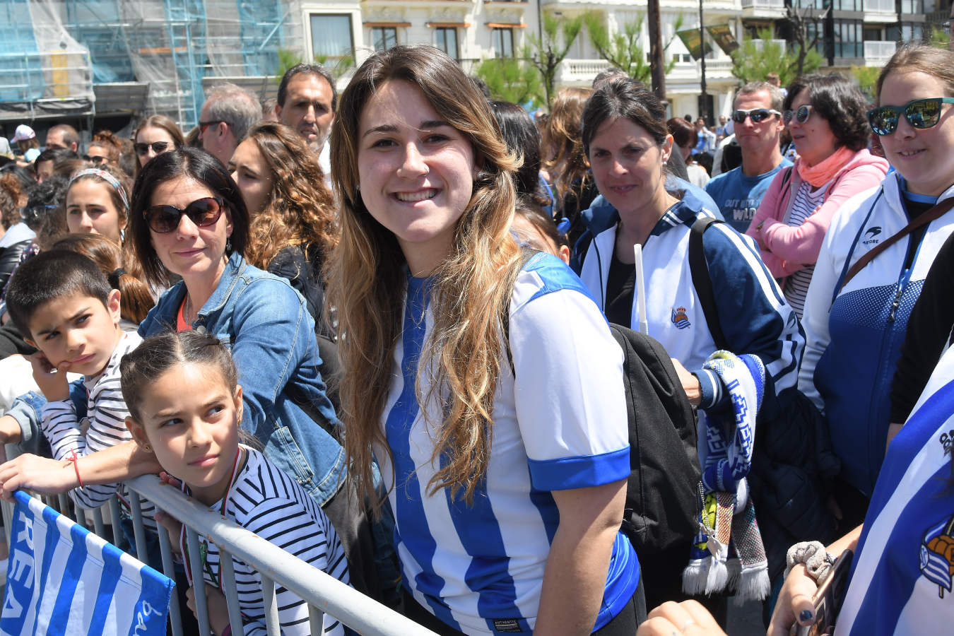 Las chicas de la Real Sociedad salieron al balcón de la casa consistorial para celebrar con la afición el triunfo cosechado en Granada.