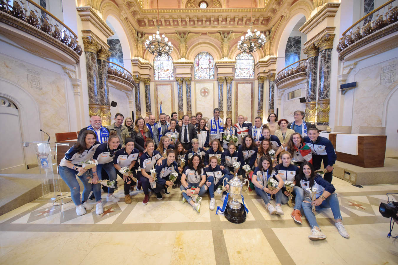 Las chicas de la Real Sociedad salieron al balcón de la casa consistorial para celebrar con la afición el triunfo cosechado en Granada.