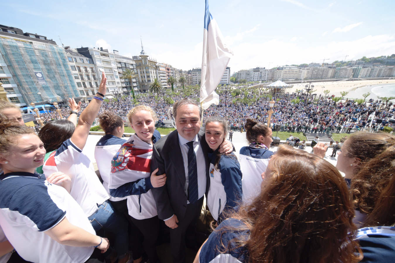 Las chicas de la Real Sociedad salieron al balcón de la casa consistorial para celebrar con la afición el triunfo cosechado en Granada.