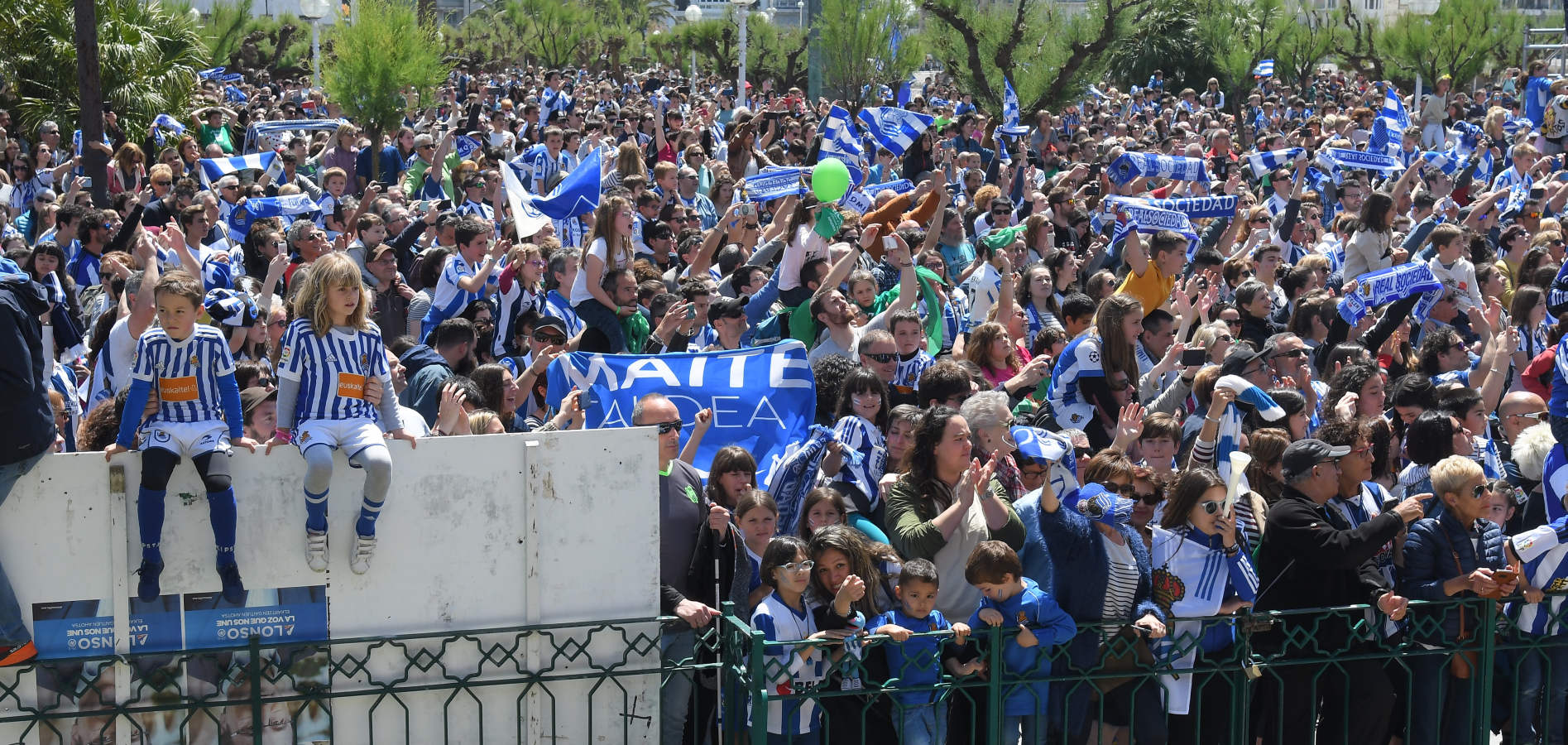 Las chicas de la Real Sociedad salieron al balcón de la casa consistorial para celebrar con la afición el triunfo cosechado en Granada.