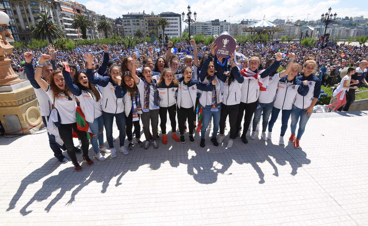 Las chicas de la Real Sociedad salieron al balcón de la casa consistorial para celebrar con la afición el triunfo cosechado en Granada.
