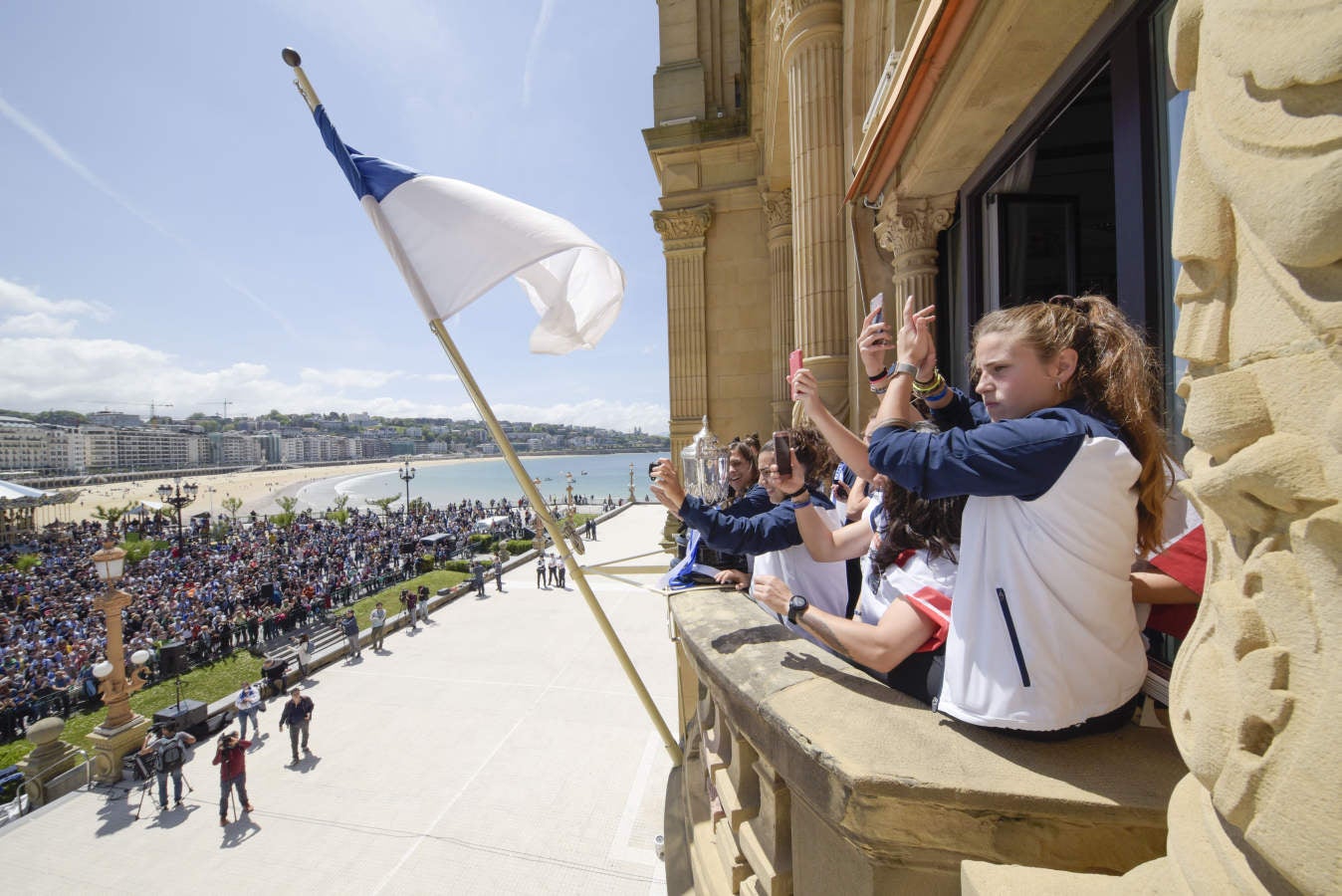 Las chicas de la Real Sociedad salieron al balcón de la casa consistorial para celebrar con la afición el triunfo cosechado en Granada.