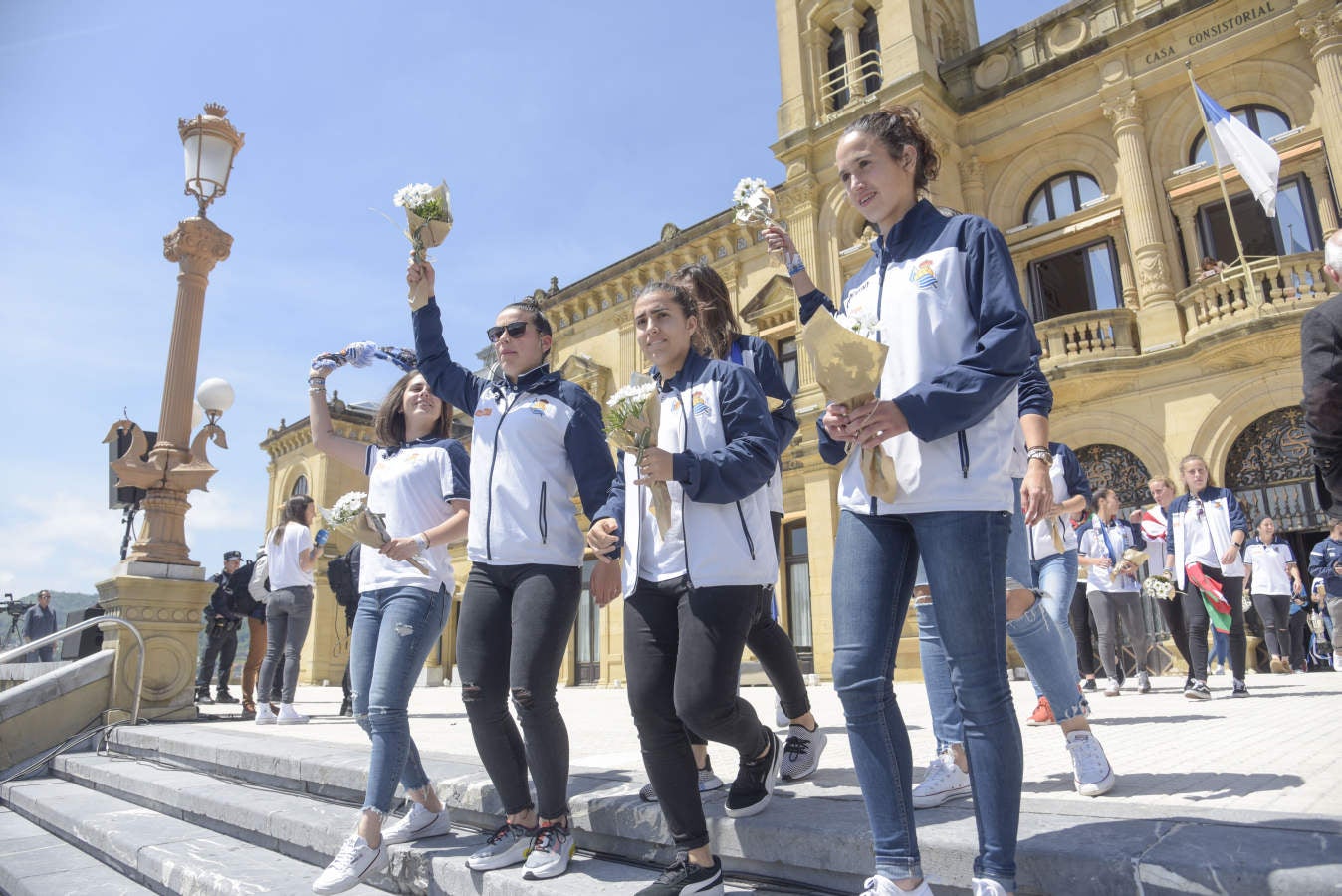 Las chicas de la Real Sociedad salieron al balcón de la casa consistorial para celebrar con la afición el triunfo cosechado en Granada.