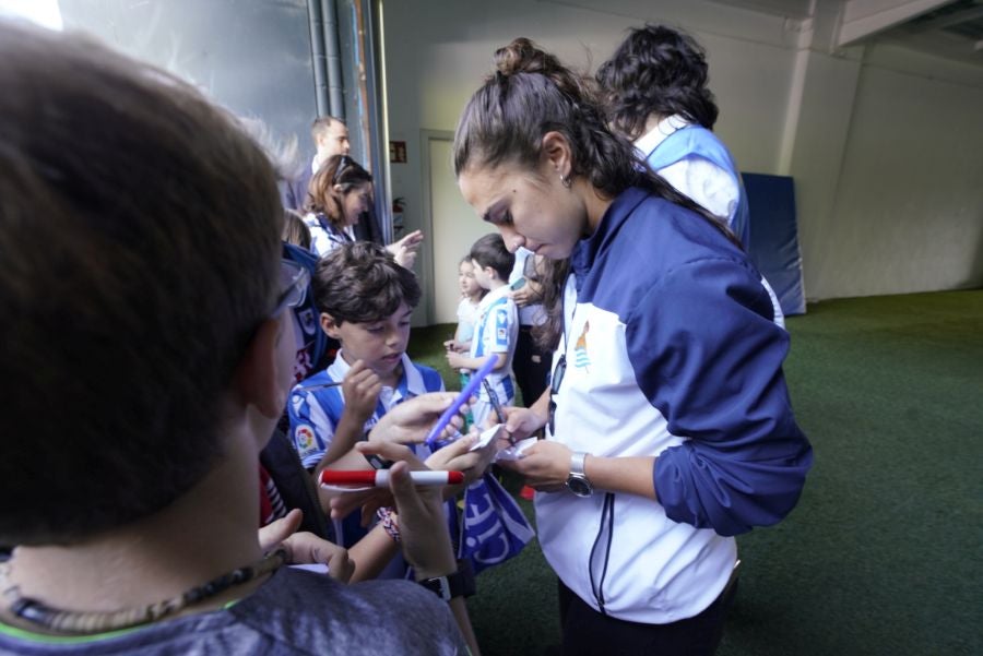La expedición txuri urdin ha llegado a Zubieta entre los aplausos de los muchos seguidores que se han acercado para recibir a las campeonas. 