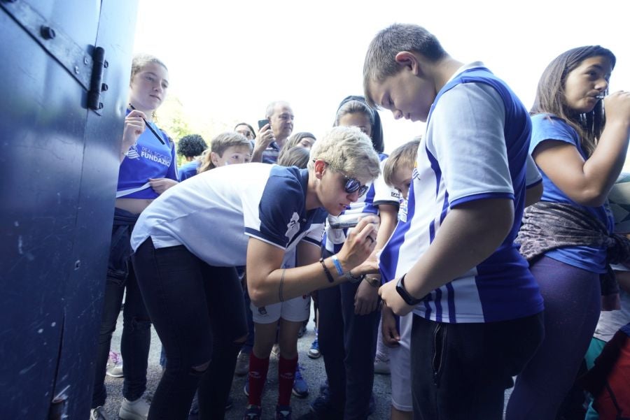 La expedición txuri urdin ha llegado a Zubieta entre los aplausos de los muchos seguidores que se han acercado para recibir a las campeonas. 
