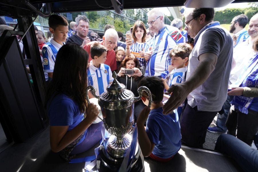La expedición txuri urdin ha llegado a Zubieta entre los aplausos de los muchos seguidores que se han acercado para recibir a las campeonas. 