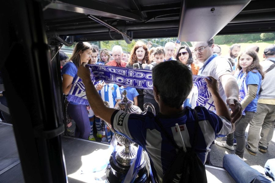 La expedición txuri urdin ha llegado a Zubieta entre los aplausos de los muchos seguidores que se han acercado para recibir a las campeonas. 