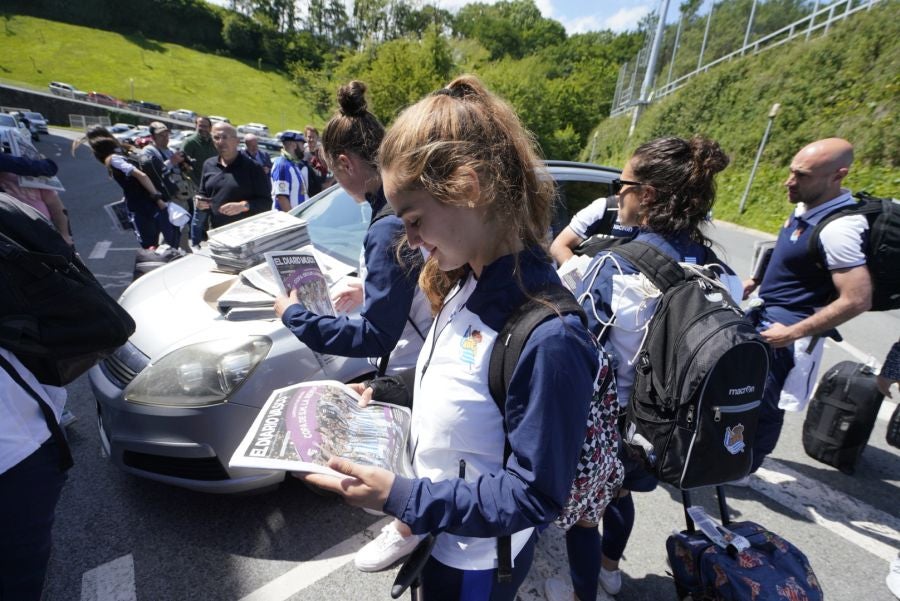 La expedición txuri urdin ha llegado a Zubieta entre los aplausos de los muchos seguidores que se han acercado para recibir a las campeonas. 