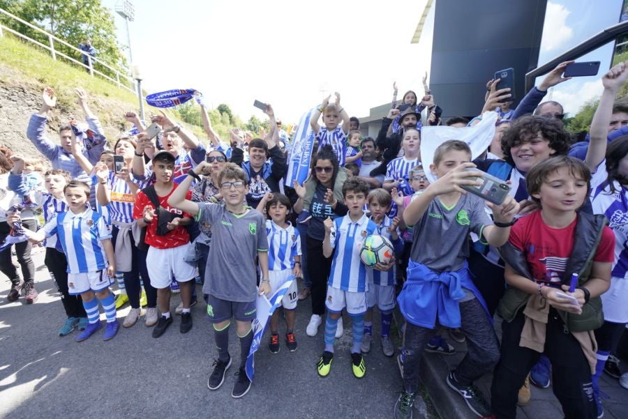 La expedición txuri urdin ha llegado a Zubieta entre los aplausos de los muchos seguidores que se han acercado para recibir a las campeonas. 