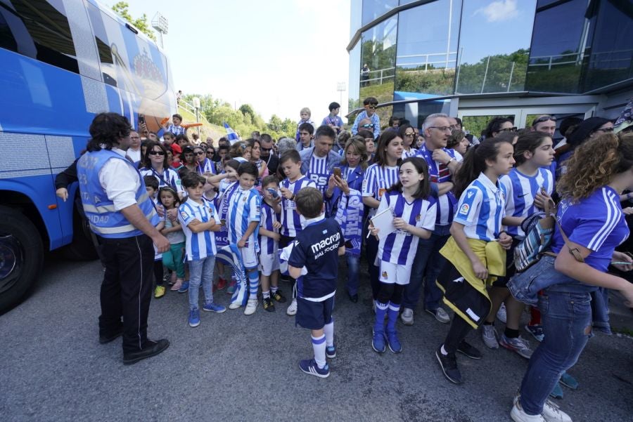 La expedición txuri urdin ha llegado a Zubieta entre los aplausos de los muchos seguidores que se han acercado para recibir a las campeonas. 