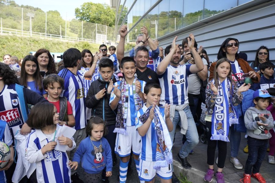 La expedición txuri urdin ha llegado a Zubieta entre los aplausos de los muchos seguidores que se han acercado para recibir a las campeonas. 