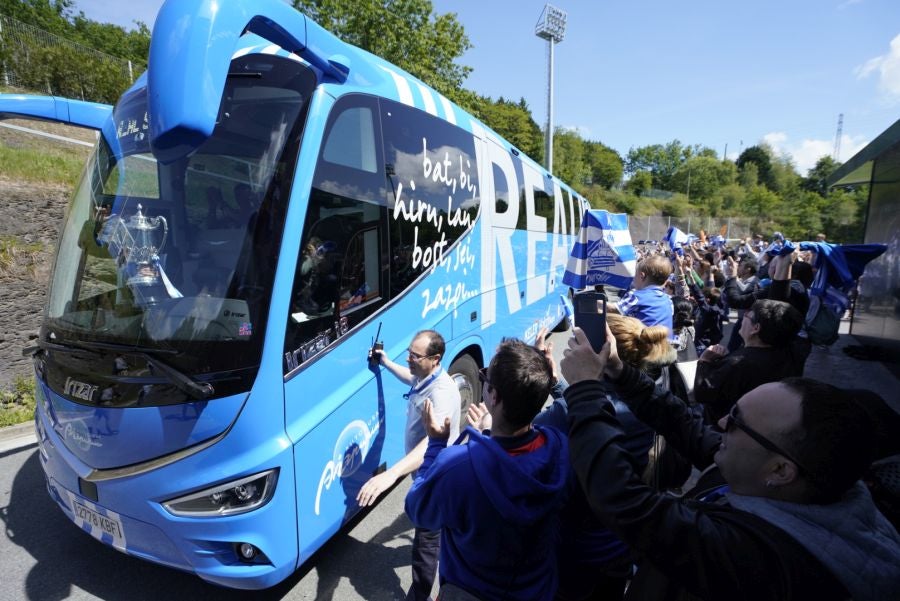La expedición txuri urdin ha llegado a Zubieta entre los aplausos de los muchos seguidores que se han acercado para recibir a las campeonas. 