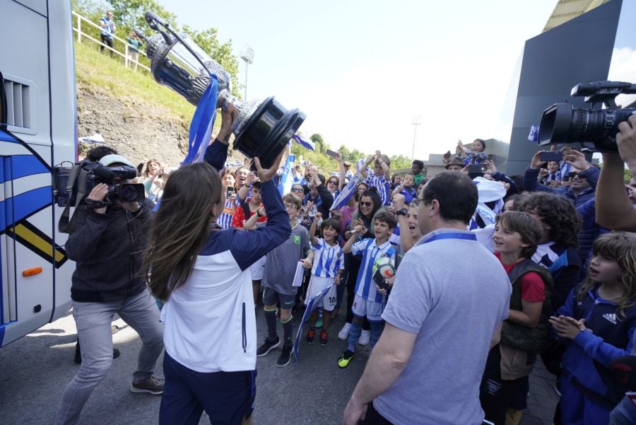 La expedición txuri urdin ha llegado a Zubieta entre los aplausos de los muchos seguidores que se han acercado para recibir a las campeonas. 