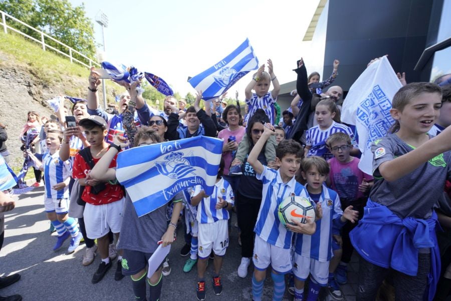 La expedición txuri urdin ha llegado a Zubieta entre los aplausos de los muchos seguidores que se han acercado para recibir a las campeonas. 