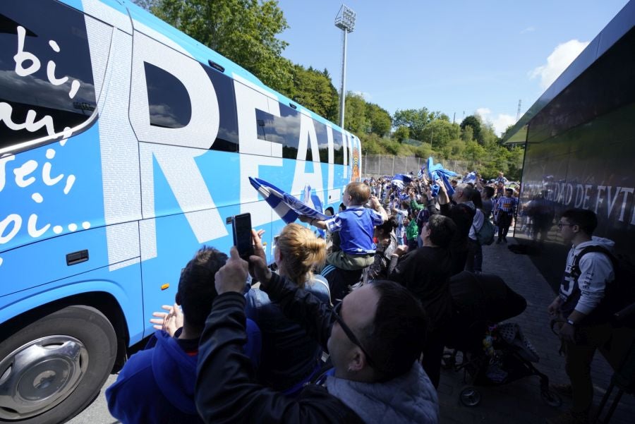 La expedición txuri urdin ha llegado a Zubieta entre los aplausos de los muchos seguidores que se han acercado para recibir a las campeonas. 
