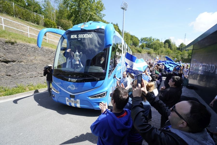 La expedición txuri urdin ha llegado a Zubieta entre los aplausos de los muchos seguidores que se han acercado para recibir a las campeonas. 