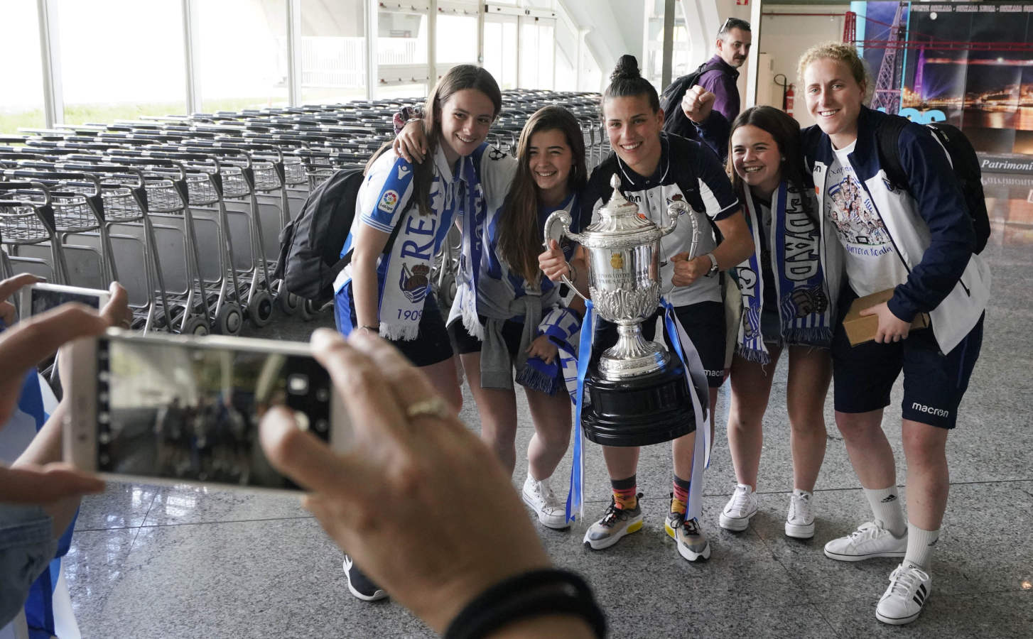 La expedición txuri urdin ha partido esta mañana de Granada dispuesta a celebrar un intenso día de homenajes