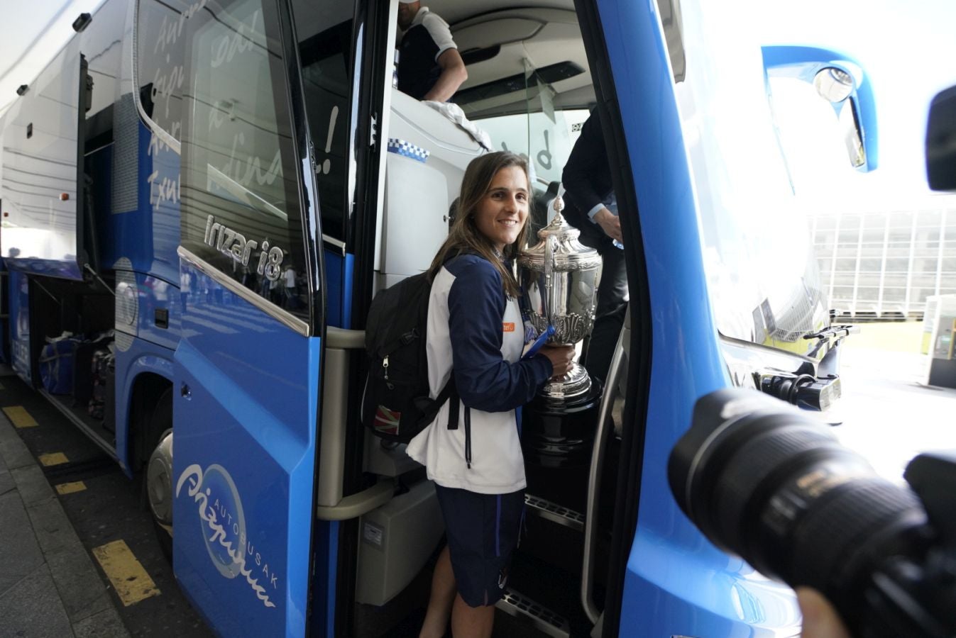 La expedición txuri urdin ha partido esta mañana de Granada dispuesta a celebrar un intenso día de homenajes