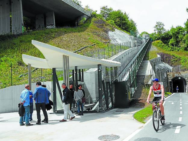 El viernes se inauguró el ascensor inclinado que conecta Morlans y Aiete. 