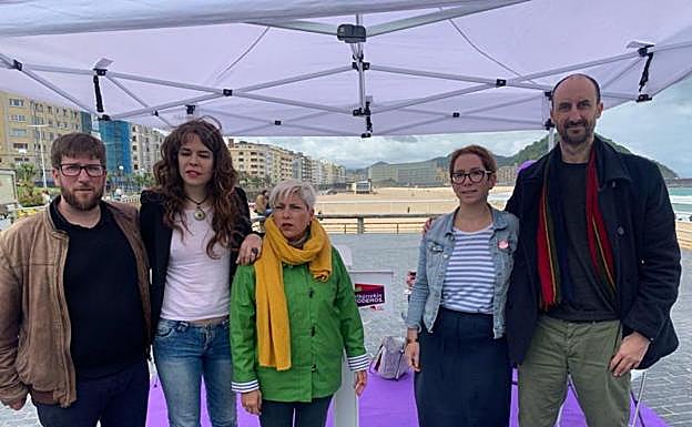 Miguel Urbán, Aitzole Araneta, María Valiente, Haizea Garay y Loïc Alejandro, miembros de Podemos, Ezker Anitza y Equo, ayer en Donostia.