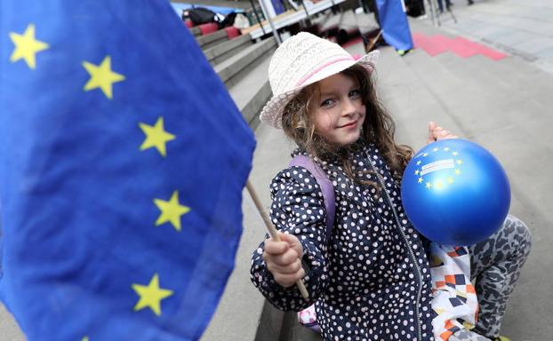 Una niña sostiene una bandera de la UE en una concentración el pasado domingo en la ciudad alemana de Gendarmenmark.