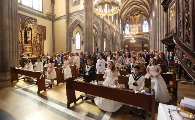 Un grupo de niños, en el día de su primera comunión, en Avilés (Asturias).