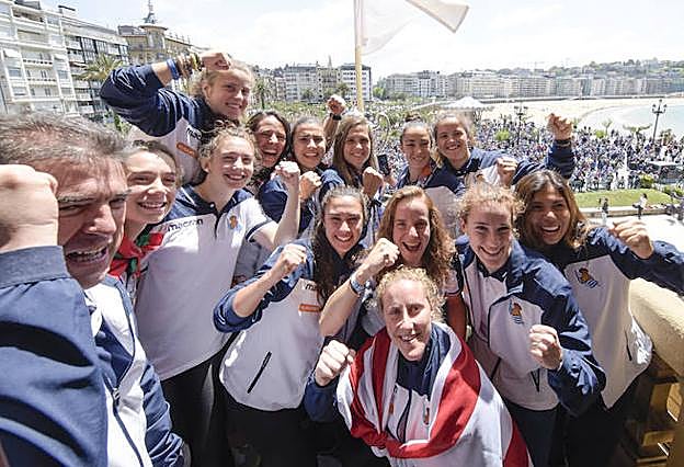 Las campeonas y las autoridades, en el salón de plenos del ayuntamiento donostiarra. En la foto inferior, Iraia Iparragirre.