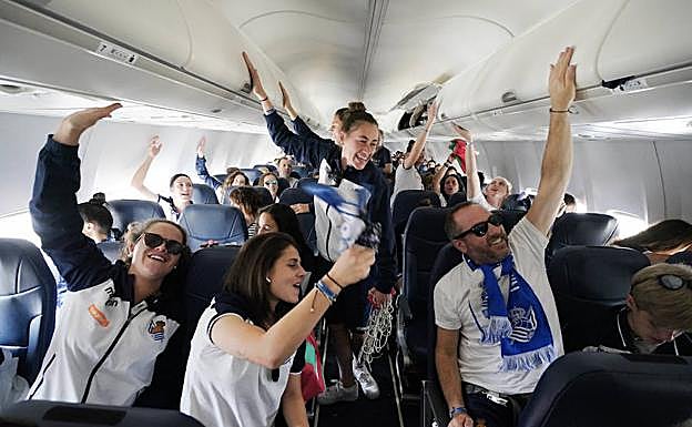 El vuelo de vuelta de Granada fue una fiesta y hasta ondeó la red de una de las porterías de Los Cármenes. 