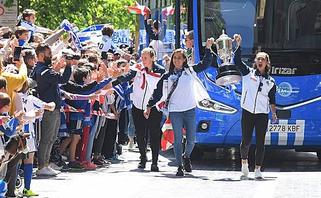Mariasun y Sandra y Nahikari, con la Copa en alto, encabezan la comitiva realista a la llegada al Palacio Foral.
